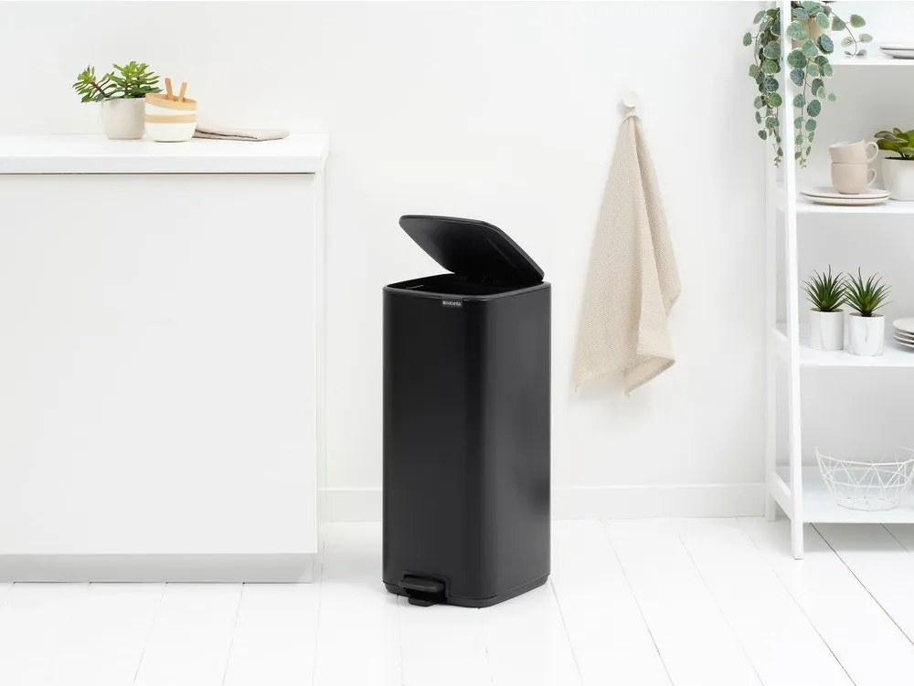 Матово черно стоманено кошче за боклук с педал 30 l Bo – Brabantia