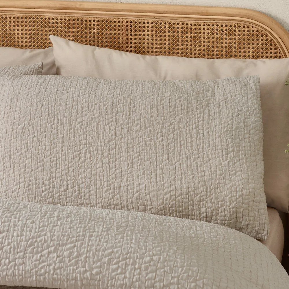 Светлокафяво единично крепово спално бельо 135x200 cm Crinkle Seersucker – Catherine Lansfield