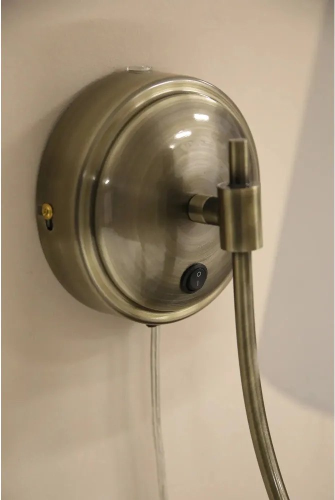 Бяла/в месингов цвят стенна лампа за контакт Amar – Markslöjd