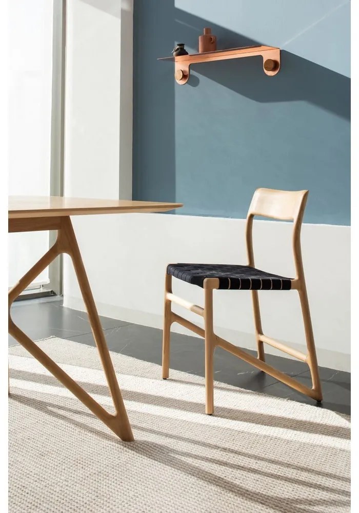 Трапезен стол от масивна дъбова дървесина с черна седалка Fawn - Gazzda