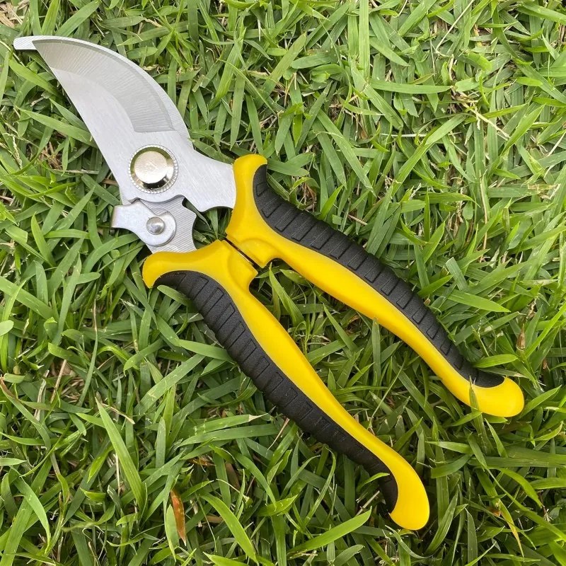 Градински ножици за рязане на растения