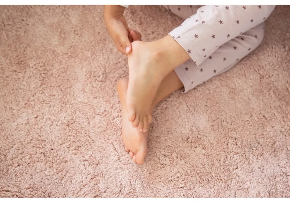 Розов ръчно изработен памучен детски килим подходящ за пране 160x180 cm Puffy Love – Lorena Canals