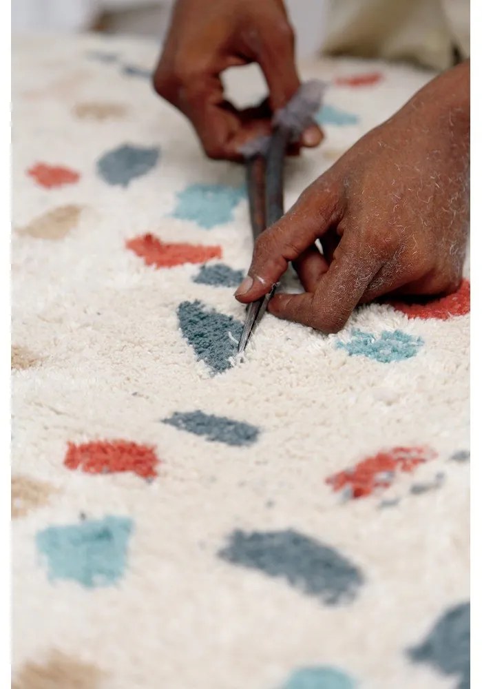 Кремав ръчно изработен памучен килим подходящ за пране 140x200 cm Terrazzo Marble – Lorena Canals