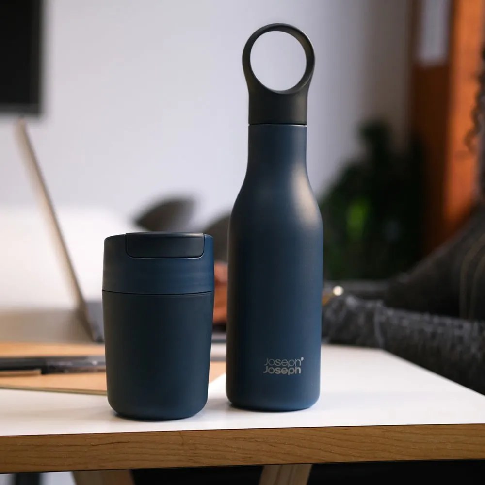Тъмно синя бутилка от неръждаема стомана за пътуване 500 ml Loop - Joseph Joseph