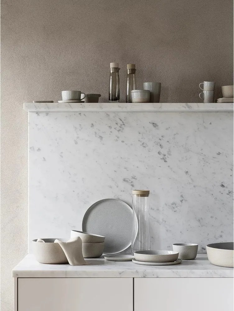 Светлосива керамична чиния за сервиране Sablo L – Blomus