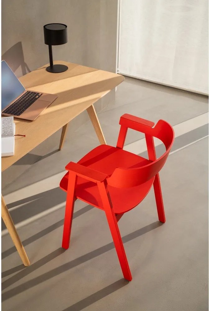 Червен трапезен стол с подлакътници от масивен дъб Flip – Gazzda