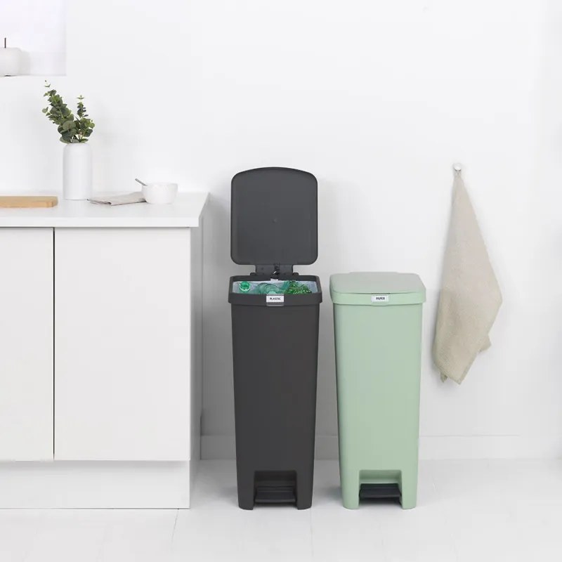 Кош за боклук с педал Brabantia StepUp 1005557, 40 л, Екологични материали, Голям отвор, Тъмносив