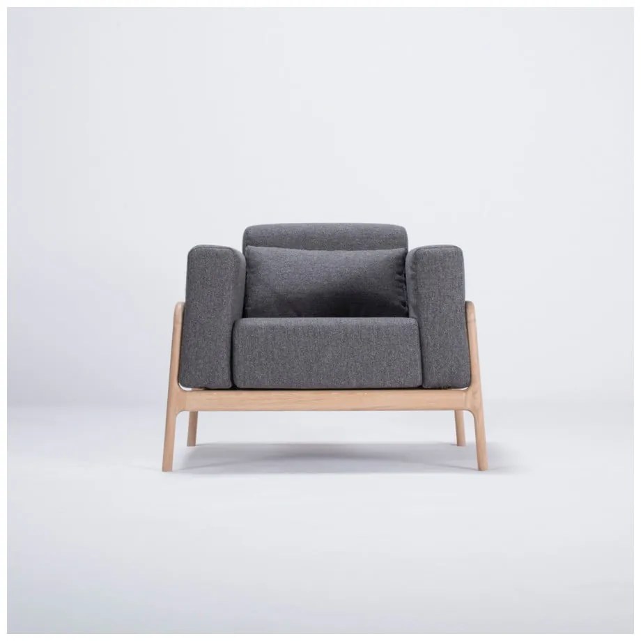 Фотьойл от дъбово дърво с тъмносива текстилна седалка Fawn - Gazzda