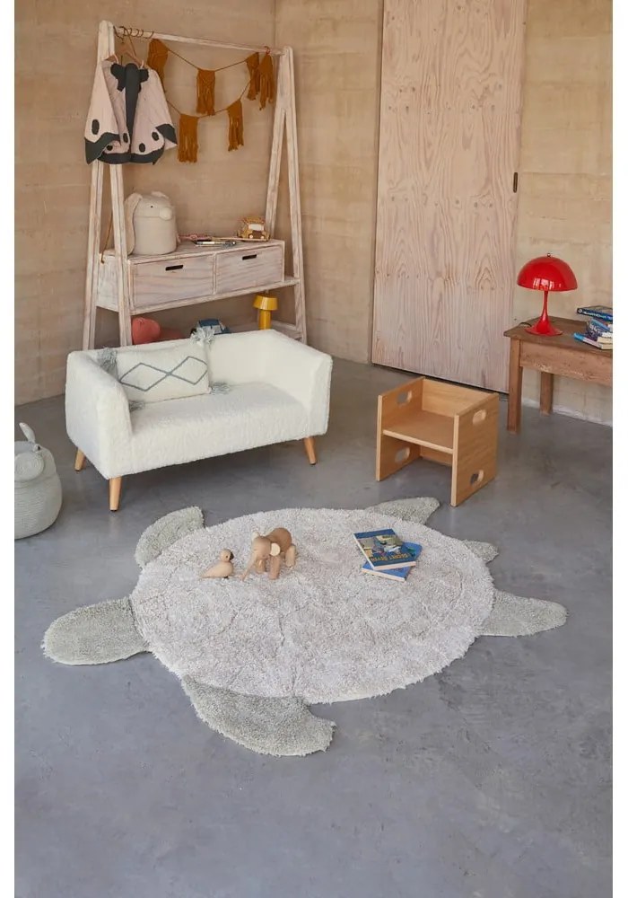 Бежов ръчно изработен памучен детски килим подходящ за пране 110x130 cm Sea Turtle – Lorena Canals