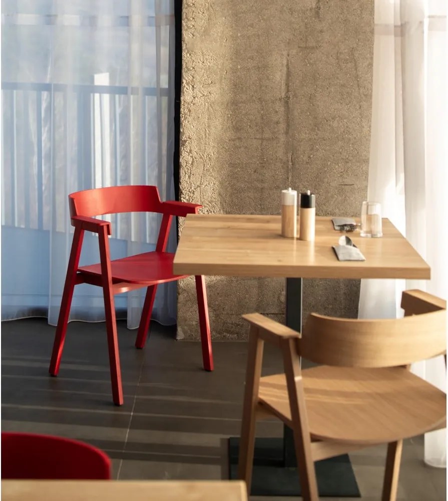 Червен трапезен стол с подлакътници от масивен дъб Flip – Gazzda