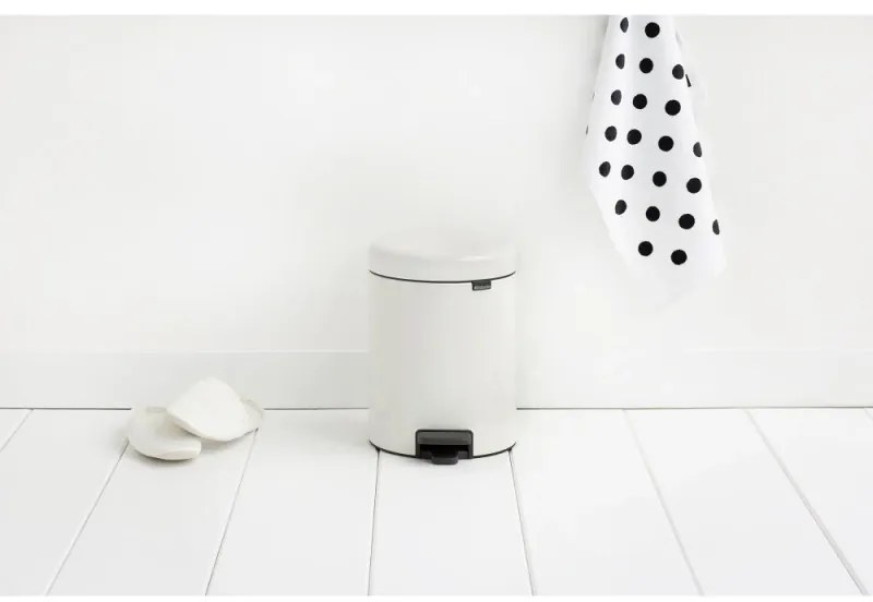 Кош за боклук с педал Brabantia NewIcon 649004, 5 л, Леко затваряне, Противоплъзгаща основа, Бял