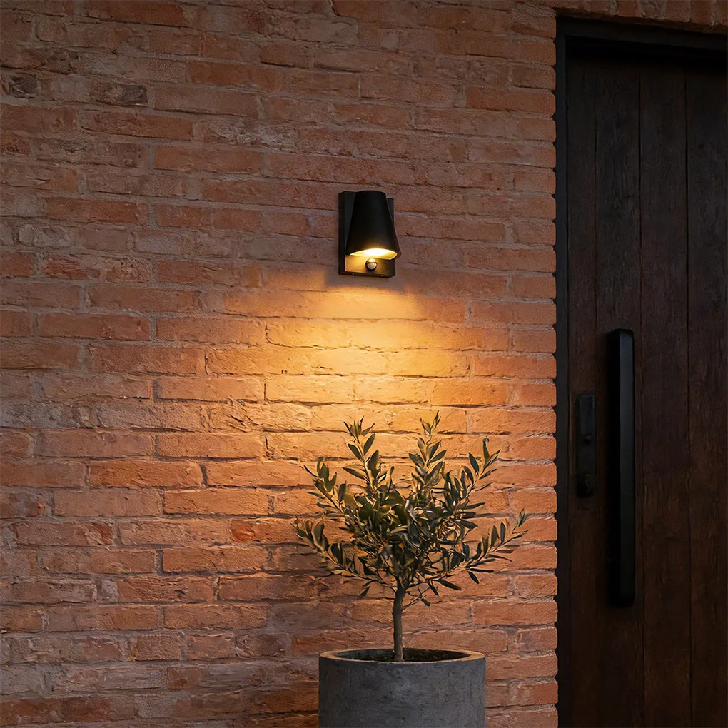 Външна стенна лампа черна IP44 с датчик за движение - Femke