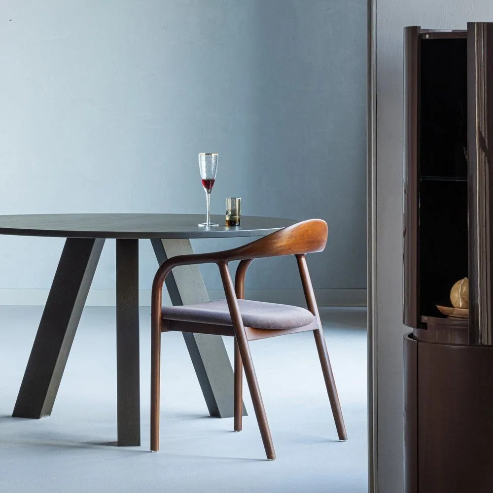 Кафяв трапезен стол с подлакътници от масивен бук Bran – WOOOD