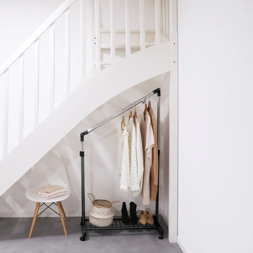 Черна метална телескопична/на колелца стойка за дрехи Under Stairs – Compactor