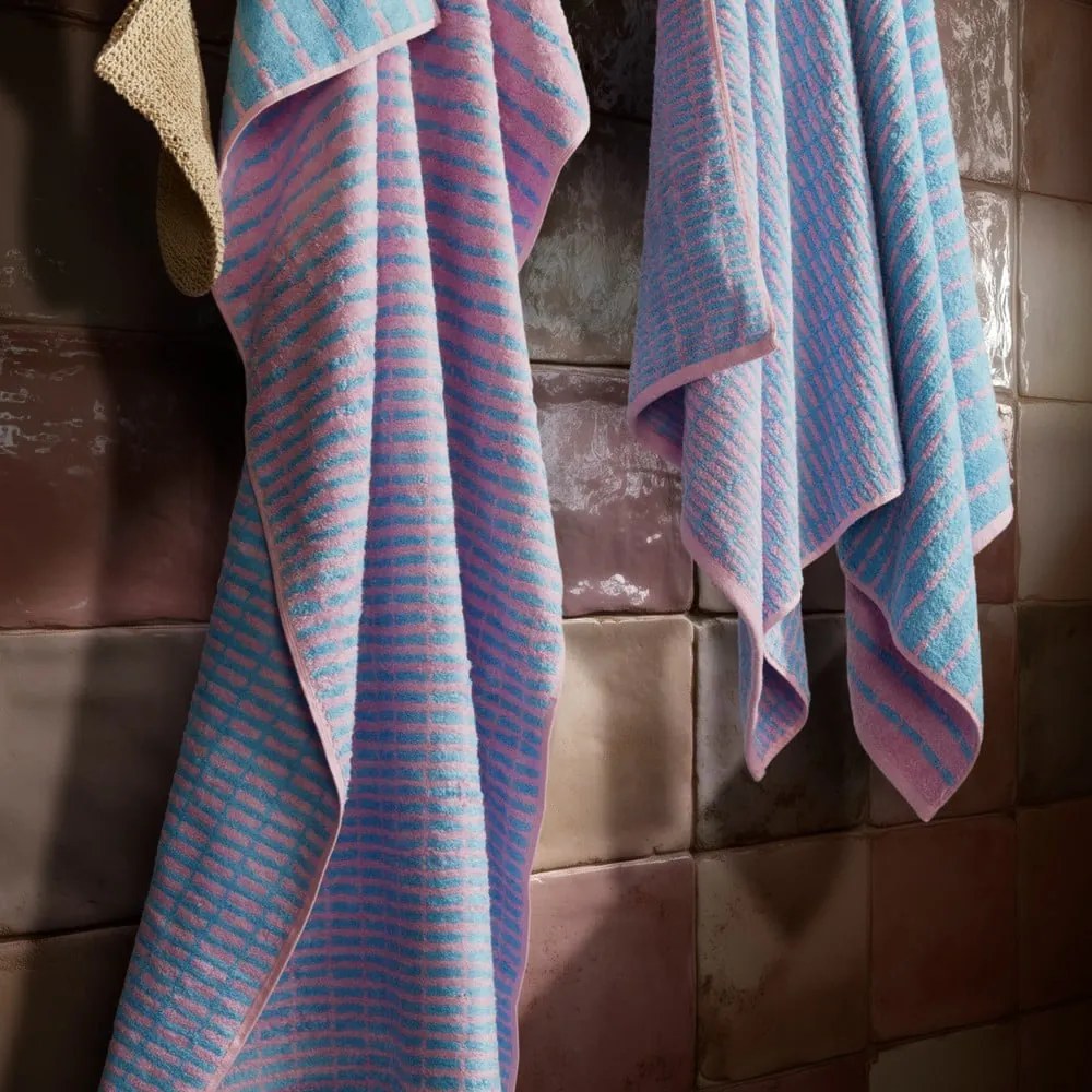 Синя/розова хавлиена кърпа от тери със смес от бамбук 70x140 cm Nuance – JUNA