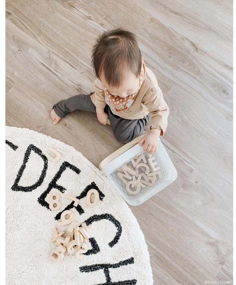 Кремав ръчно изработен памучен детски килим подходящ за пране ø150 cm ABC Natural Black – Lorena Canals