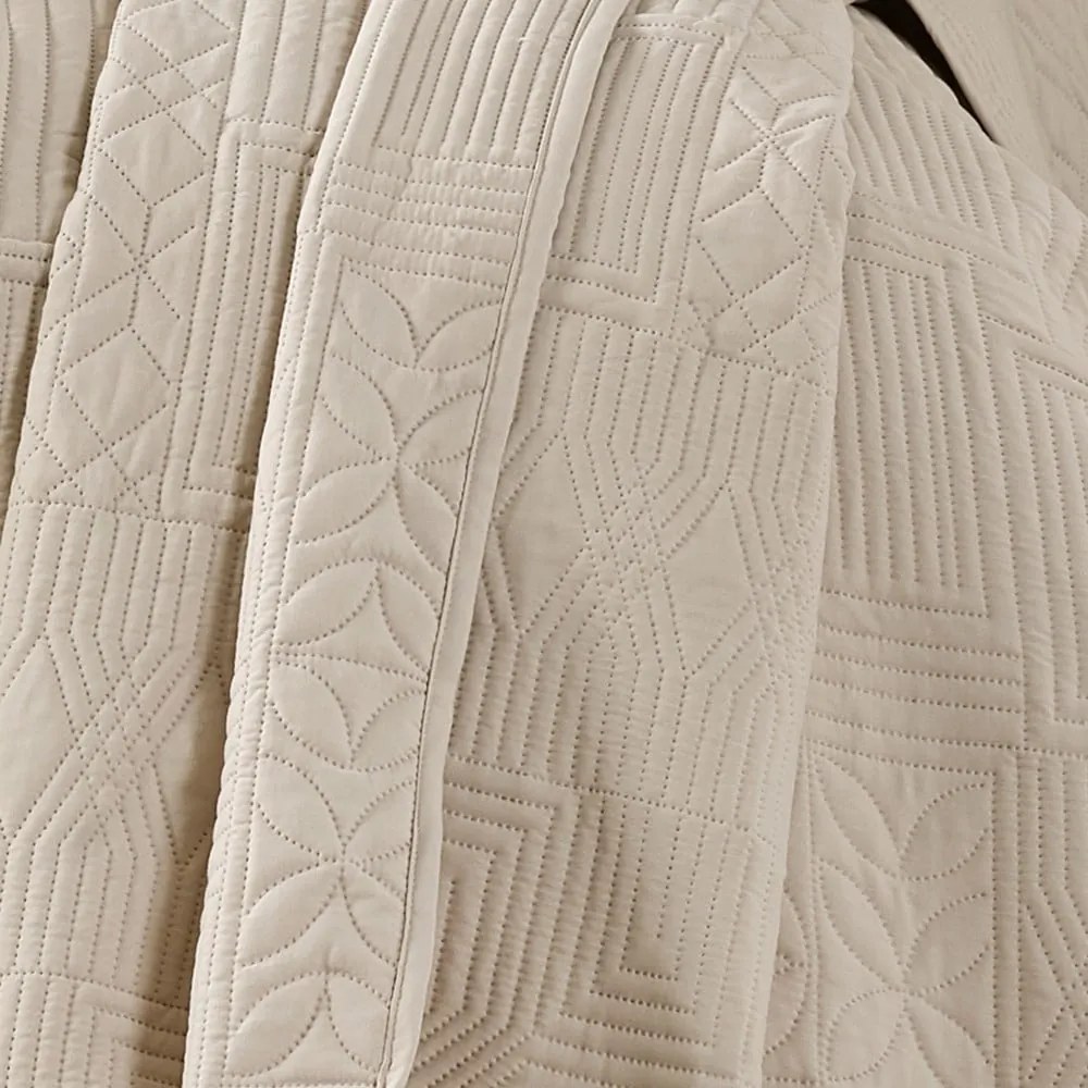 Бежово капитонирано покривало за легло 220x230 cm Folkstone Geo – Catherine Lansfield