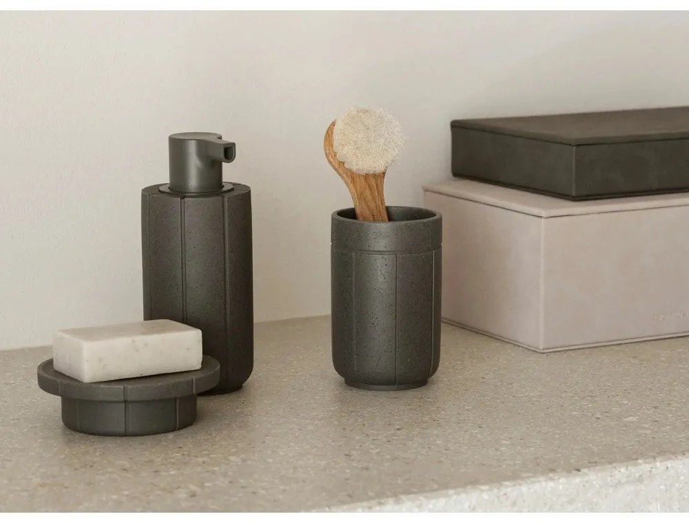 Сива сапунерка от полиресин Kua – Blomus