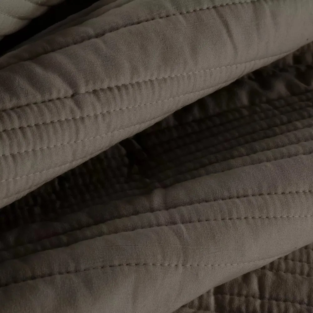 Елегантна покривка за легло TARA от матирана тъкан с ватиран десен - кафява Ширина: 220 см | Дължина: 240 см