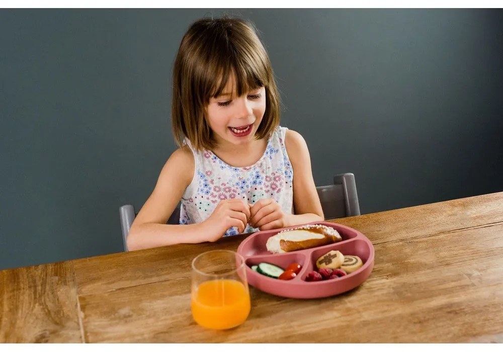 Силиконова детска чиния в тухлен цвят 19x20,5 cm Dusky Pink – Kindsgut