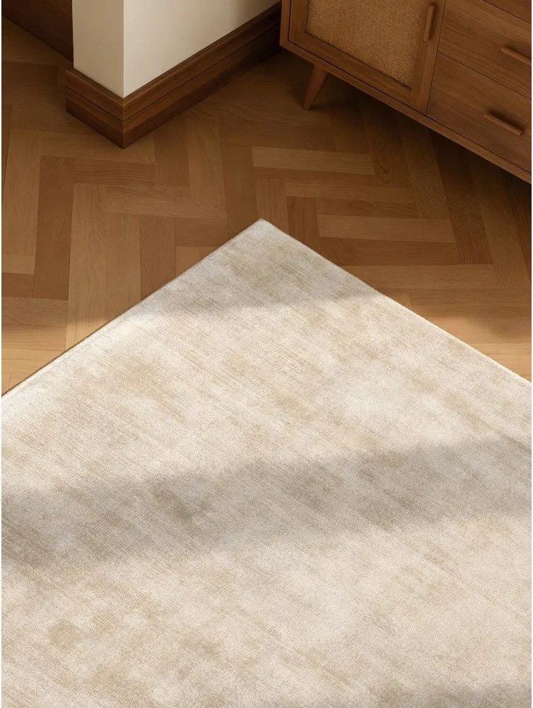 Ръчно изработен килим от вискоза в цвят слонова кост 200x300 cm Noemi – Vikosa