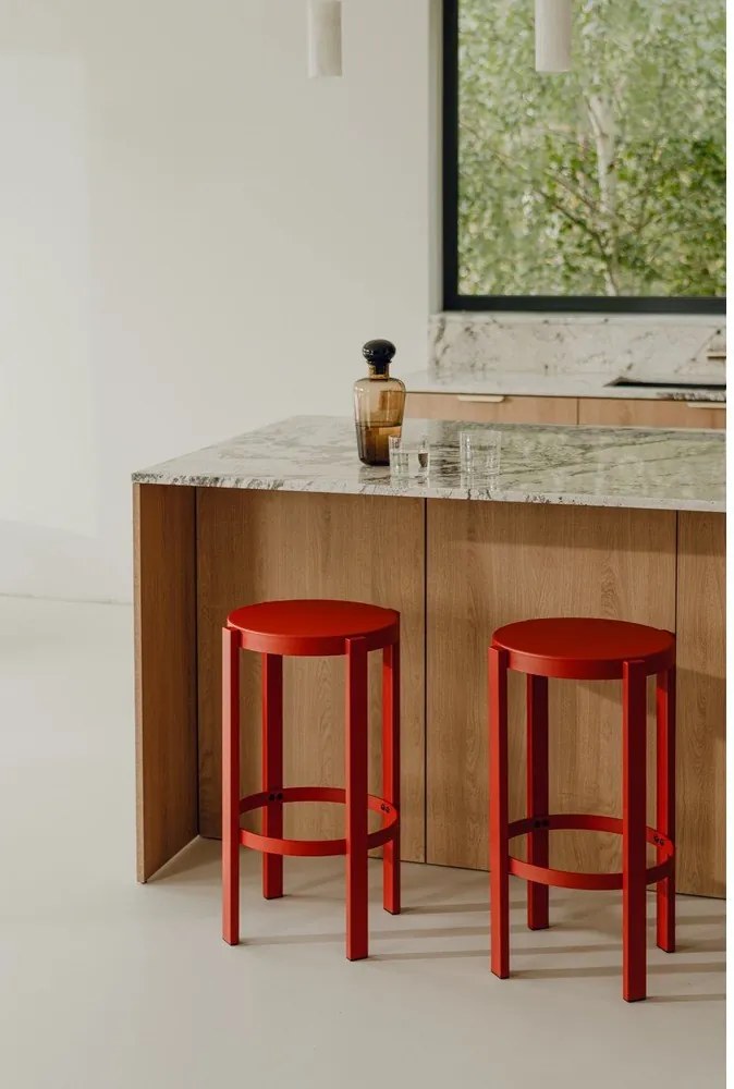Червен стоманен бар стол (височина на седалката 65 cm) Doon – noo.ma
