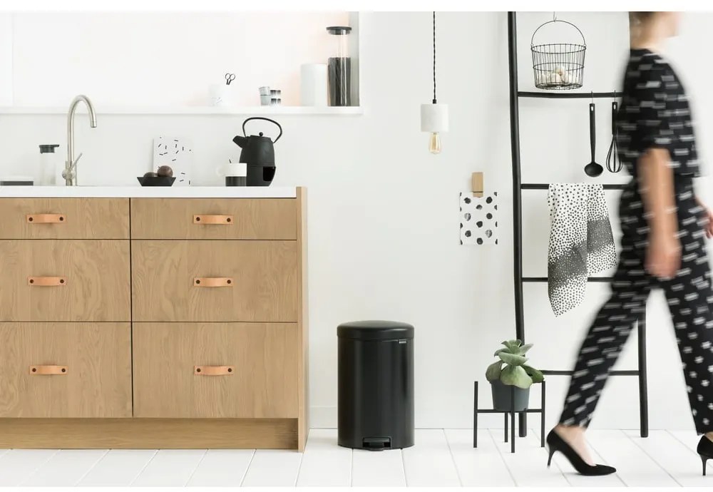 Матово черно стоманено кошче за боклук с педал 20 l NewIcon – Brabantia