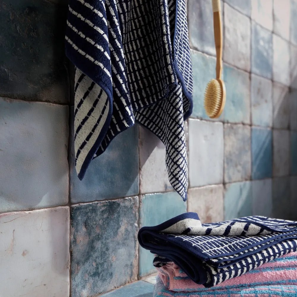 Бяла/синя кърпа от тери със смес от бамбук 50x100 cm Nuance – JUNA