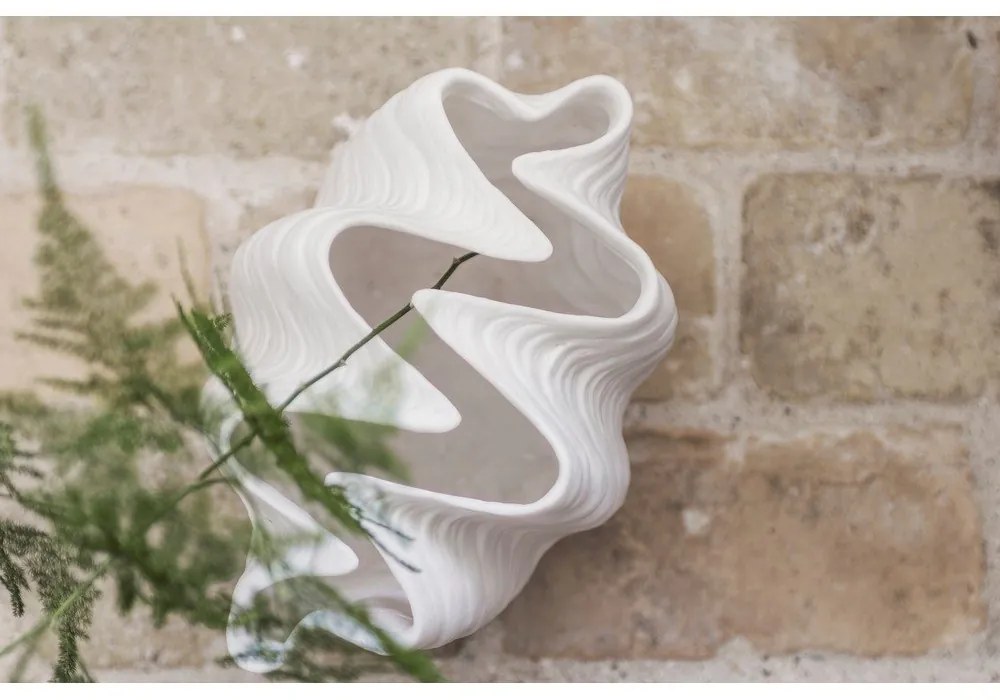 Бяла ваза от полирезин (височина 22 cm) Shell – Mette Ditmer Denmark