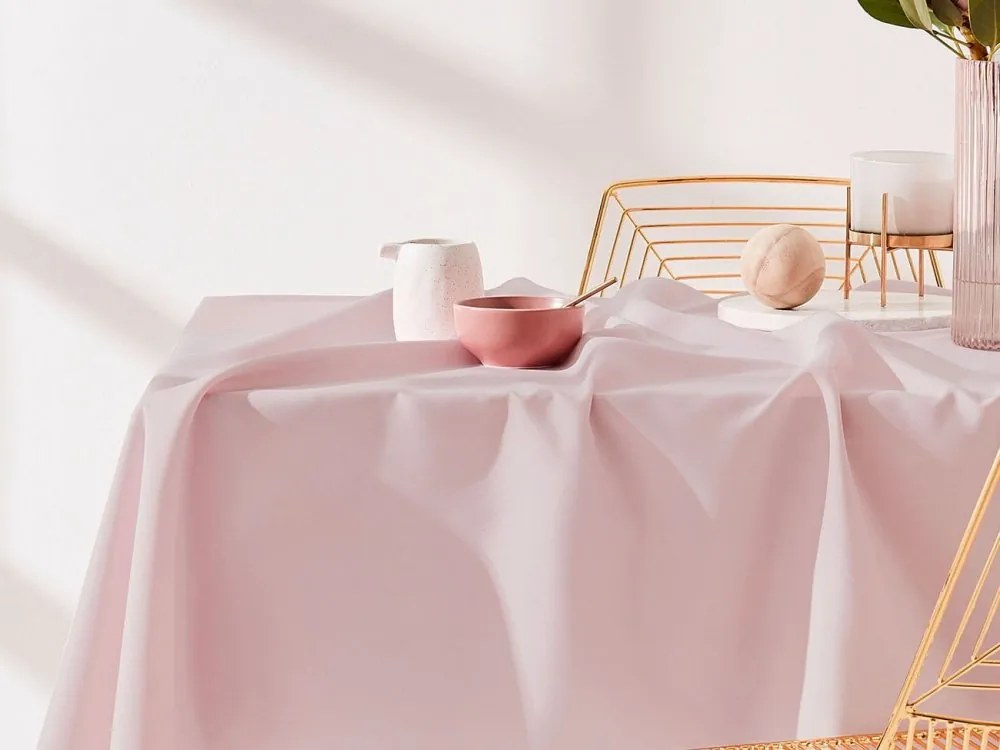 Едноцветна покривка за маса в бледо розово 110 x 160 cm