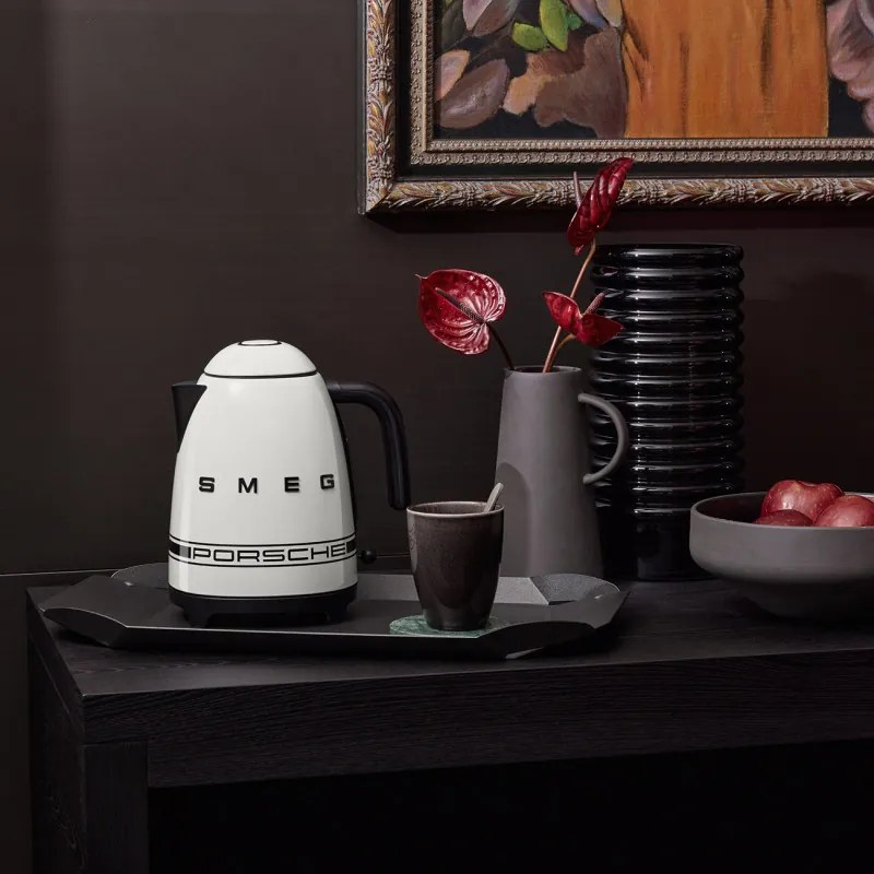 Електрическа кана SMEG Porsche KLF03PCWEU, 2400 W, 1.7 л, 360° основа, Гланцово покритие, Бял