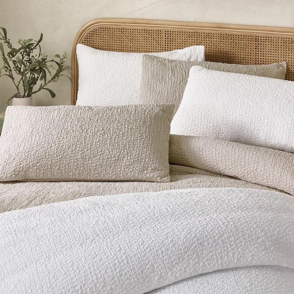 Бяло двойно крепово спално бельо 200x200 cm Crinkle Seersucker – Catherine Lansfield