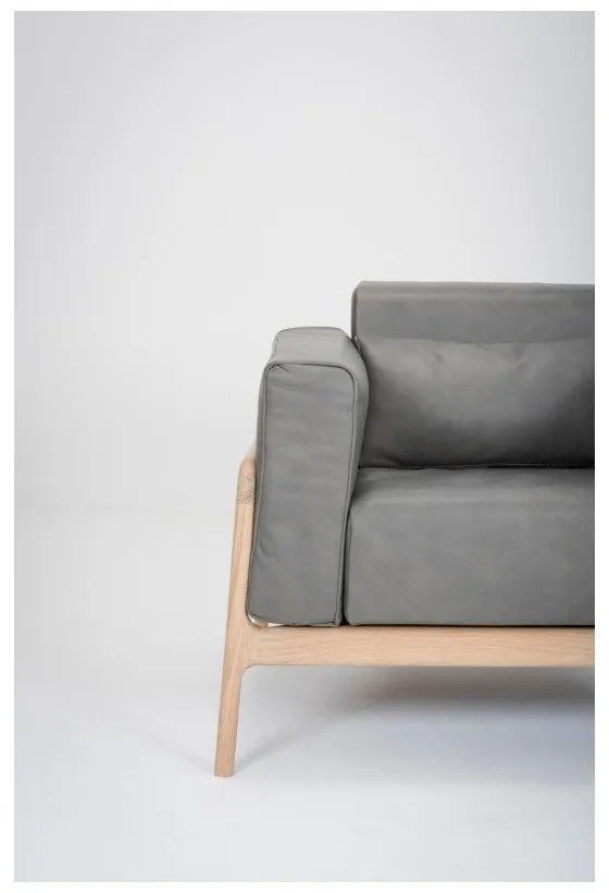 Тъмно сив фотьойл от биволска кожа с масивна дъбова конструкция Fawn - Gazzda