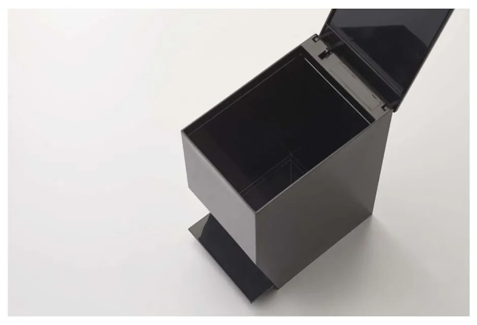 Черно пластмасово кошче за боклук с педал 3,9 l Tower – YAMAZAKI