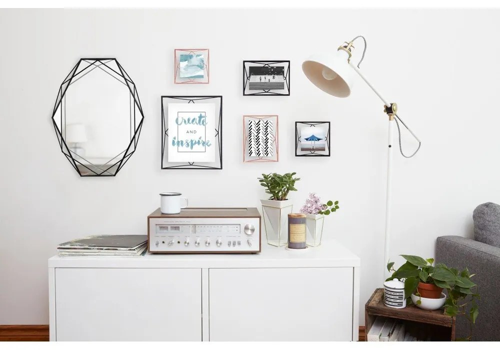 Черна метална стояща/висяща рамка 20x15 cm Prisma – Umbra