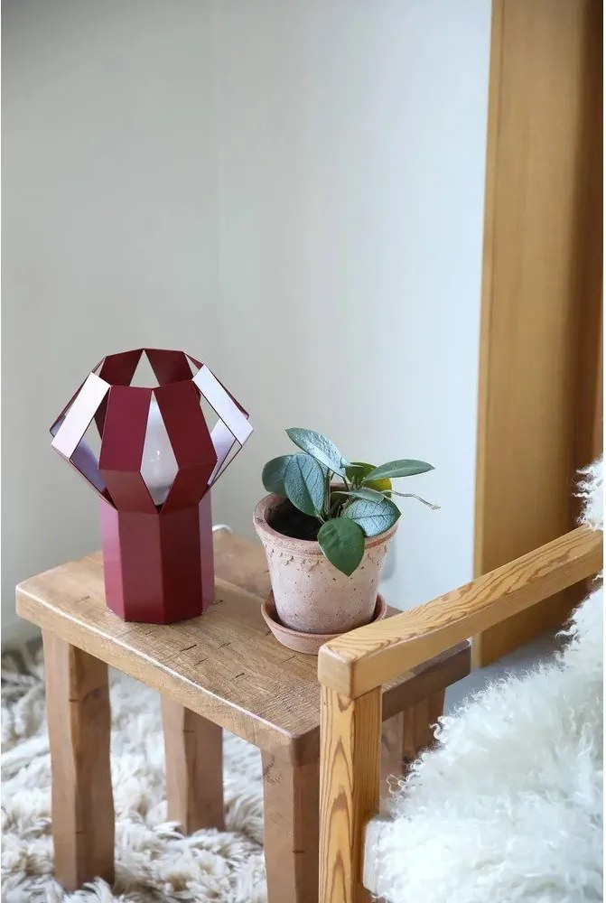 Червена метална настолна лампа с метален абажур (височина 27 cm) Octa – Markslöjd