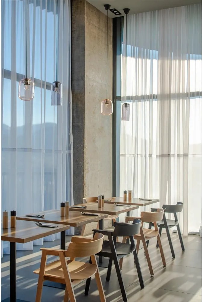 Черен трапезен стол с подлакътници от масивен дъб Flip – Gazzda