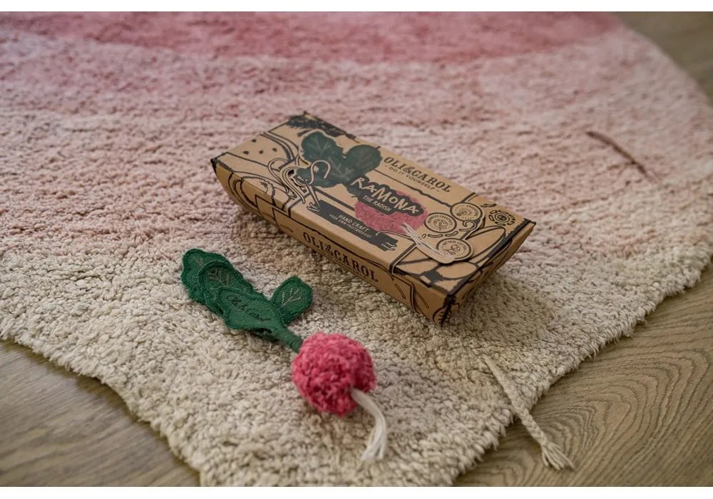 Розов ръчно изработен памучен детски килим подходящ за пране 100x150 cm Ramona the Radish – Lorena Canals