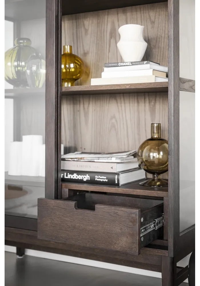 Кафява витрина от декор от дъб с плъзгащи се врати 100x203 cm Hazelton – Rowico