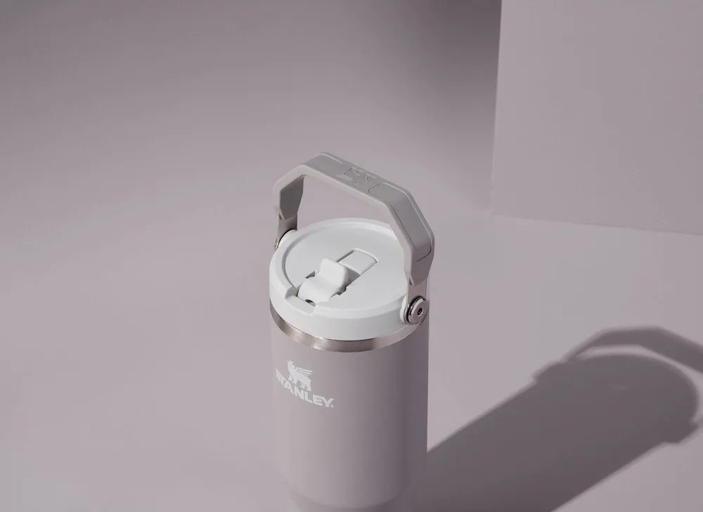 Светлосив термос от неръждаема стомана 410 ml IceFlow™ Flip Straw 2.0 Tumbler Ash – Stanley