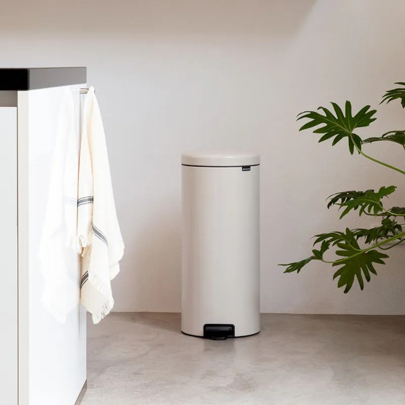 Кош за боклук с педал Brabantia NewIcon 1005539, 30 л, Леко затваряне, Противоплъзгаща основа, Бежов