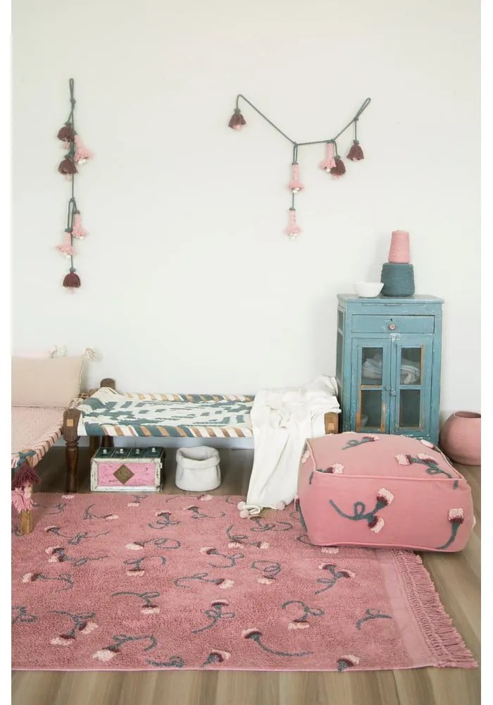 Розов ръчно изработен памучен детски килим подходящ за пране 140x210 cm English Garden Ash Rose – Lorena Canals