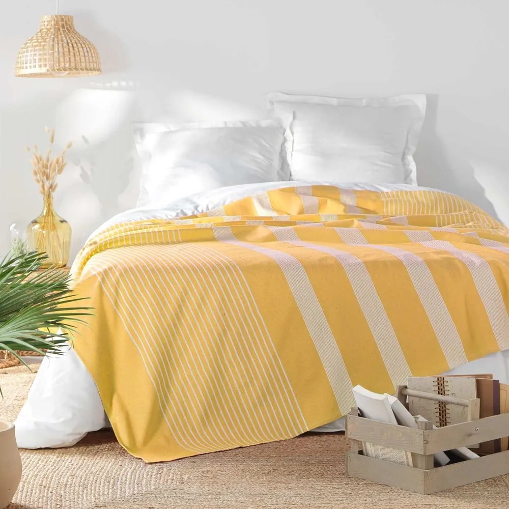 Жълто покривало за легло 240x260 cm Adele – douceur d'intérieur