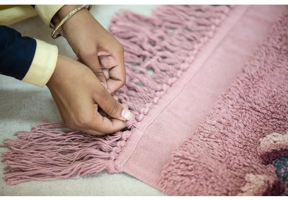 Розов ръчно изработен памучен детски килим подходящ за пране 140x210 cm English Garden Ash Rose – Lorena Canals