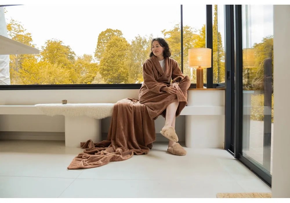 Кафяво одеяло от микроплюш 150x200 cm Pippa – Tiseco Home Studio