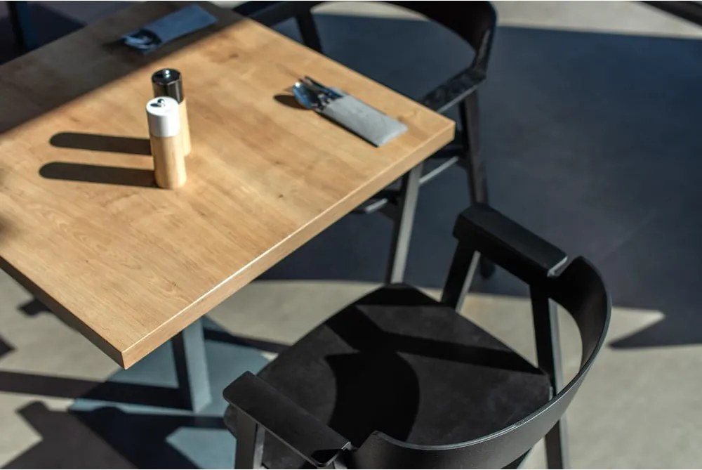 Черен трапезен стол с подлакътници от масивен дъб Flip – Gazzda