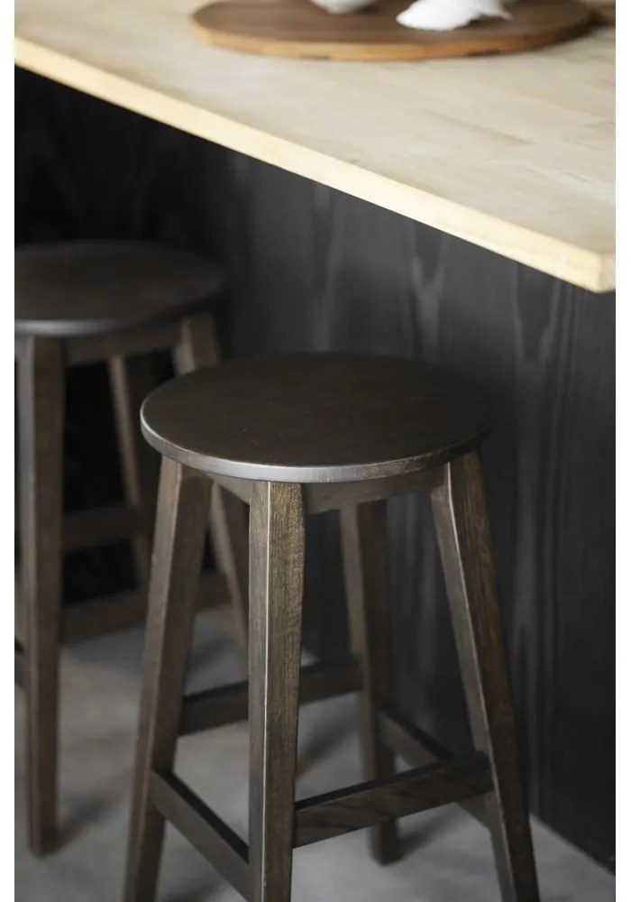 Тъмнокафяви бар столове в комплект 2 бр. от масивен дъб (височина на седалката 65 cm) Austin – Rowico