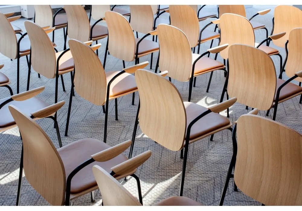 Трапезни столове в комплект с подлакътници/за подреждане 2 бр. от декор от дъб в цвят кафяв коняк/в естествен цвят Book – Gazzda