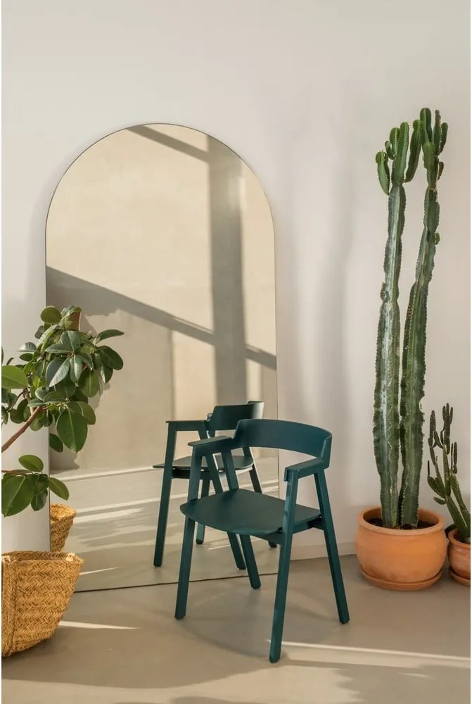 Трапезен стол с подлакътници от масивен дъб в петролен цвят Flip – Gazzda