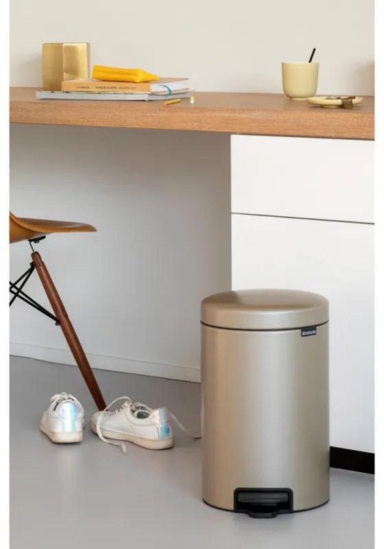 Кош за боклук с педал Brabantia NewIcon 1003201, 12 л, Плавно затваряне, Противоплъзгаща основа, Златен металик